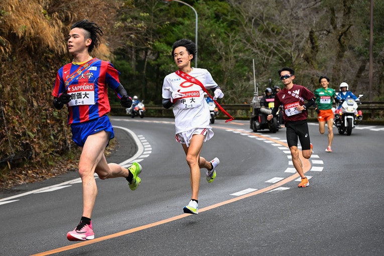 復路6区で列をなす選手たち　©Nanae Suzuki