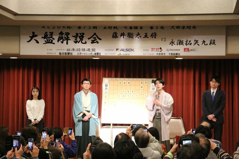 王将戦第5局、激選後の2人の様子（写真は右に続きます）　©Shintaro Okawa