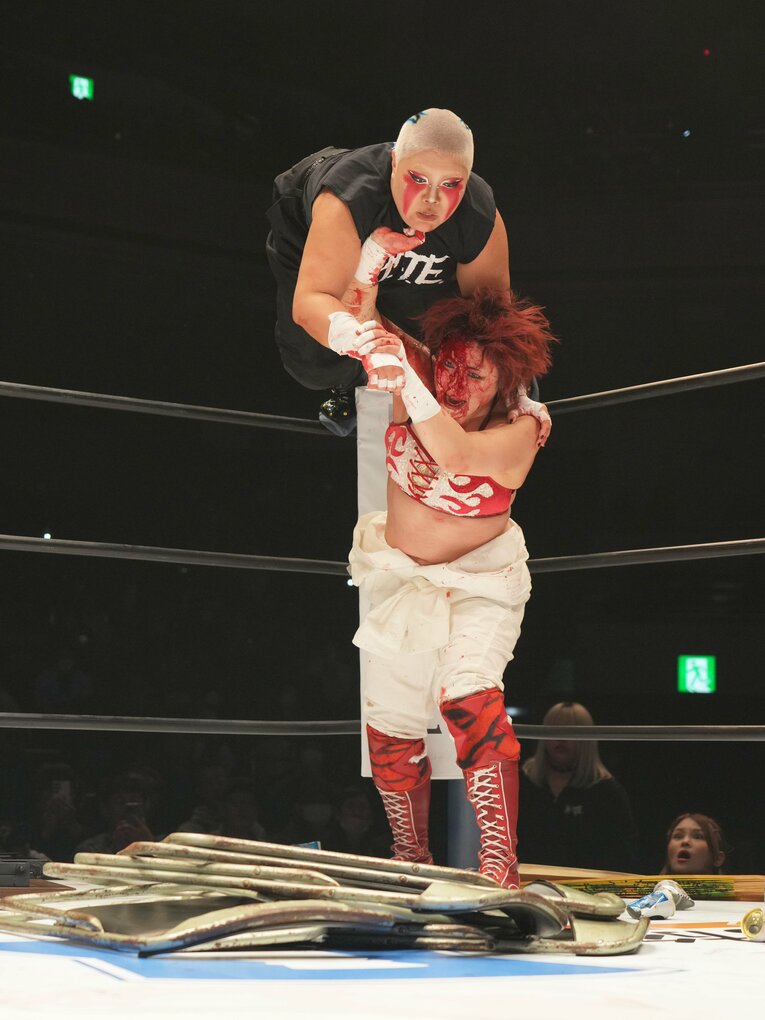 コーナーの刀羅ナツコにデッドリードライブを見舞う舞華　©Essei Hara