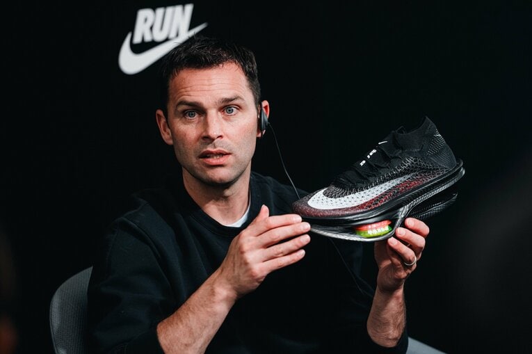 APEXを手にするブレット・スクールミースター氏 ©NIKE