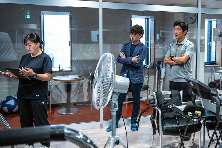 大学の施設とは思えない規模に、柏原も驚きを隠せない