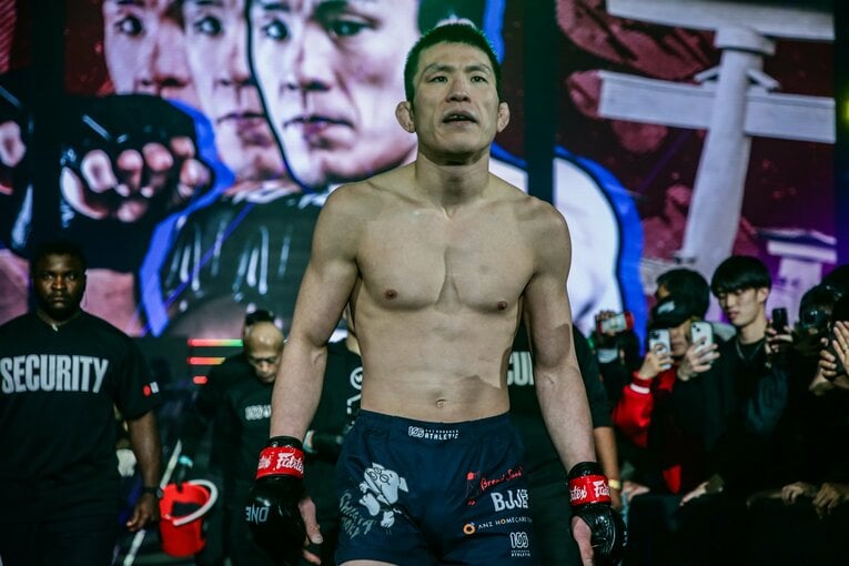 急遽決まったリネカー戦に入場する青木　©ONE Championship