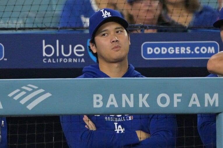 今季初めて2試合続けてスタメンを外れ、ベンチから試合を眺めるドジャースの大谷翔平。果たして二刀流はどうなるか？　©Getty Images