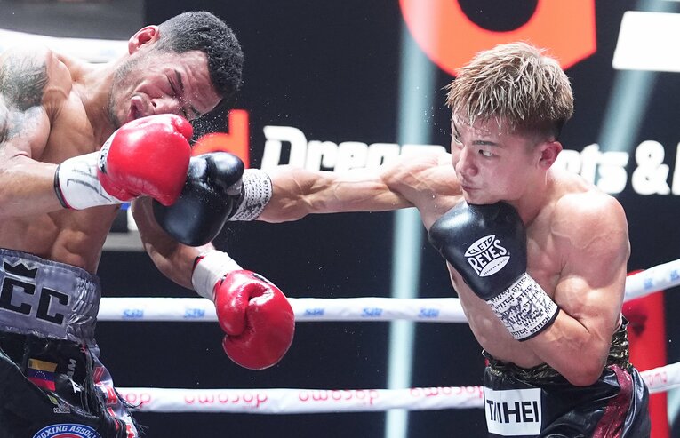 右ストレートをヒットさせる吉良大弥　©Lemino/SECOND CAREER/NAOKI FUKUDA