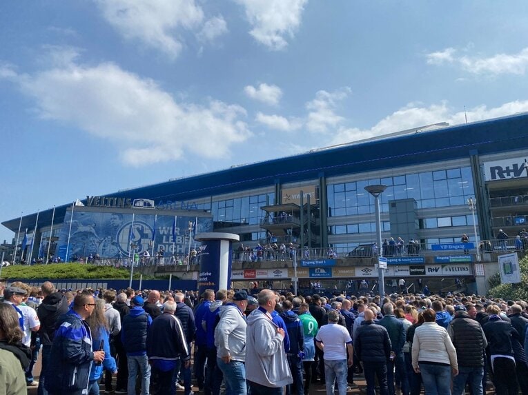 フェルティンス・アレーナの外は人であふれていた　©Atsushi Iio