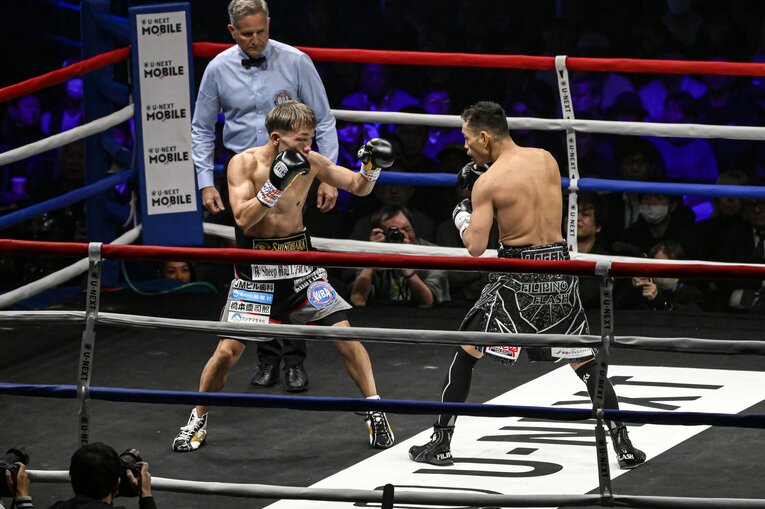 堤聖也vs.ノニト・ドネア。12月17日、両国国技館　©Takuya Sugiyama