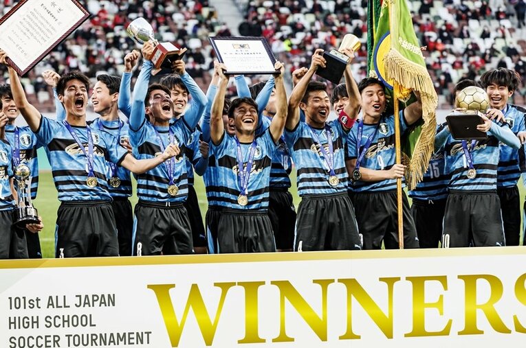 第101回の全国高校サッカー選手権を制した岡山学芸館。監督などに現地取材して日本一までのプロセスを聞いた ／ photograph by Kiichi Matsumoto