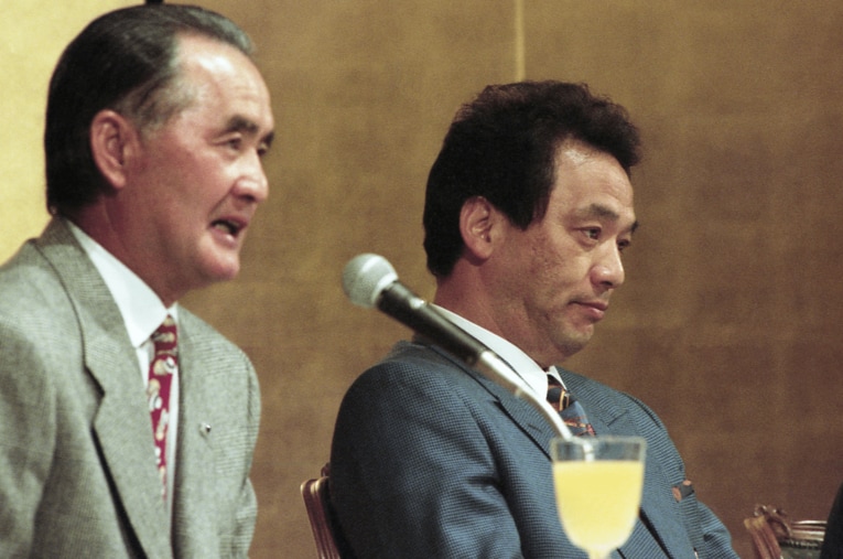 1996年11月28日、巨人・落合博満（当時42歳）の退団会見。長嶋茂雄監督と落合が並ぶ姿は、3年前の入団会見を思い出させる ／ photograph by Sankei Shimbun