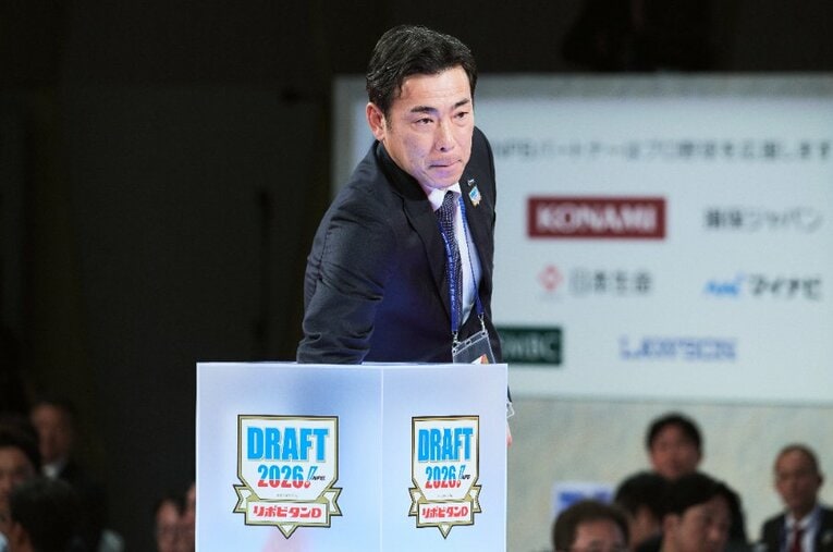 2026年のドラフト会議でくじ引きに臨む中日の荒木雅博本部長補佐。自身は“外れ外れ1位”で中日に入団し、通算2045安打という記録を残した ／ photograph by Yuki Suenaga