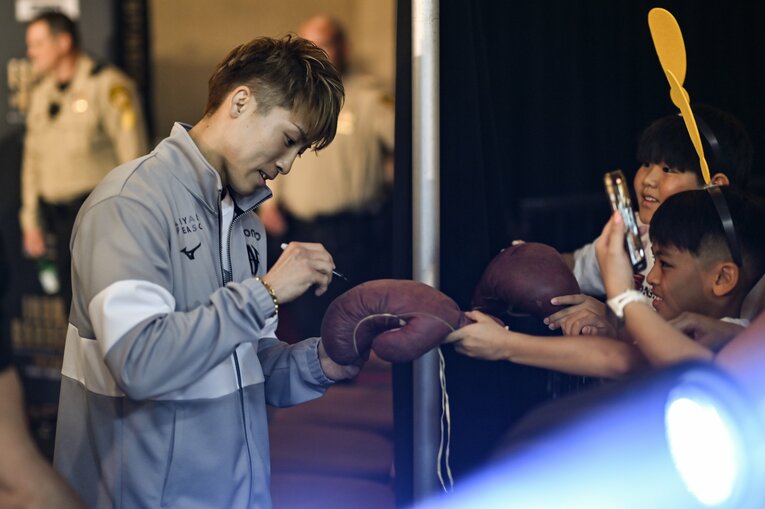 計量の日。サインに応じる井上　©Hiroaki Finito Yamaguchi