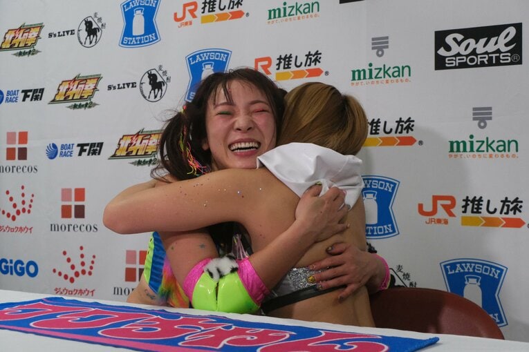 試合後に師匠・葉月と笑顔でハグ　©Norihiro Hashimoto