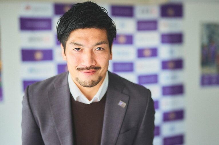 「飛び込み営業のように！」というリクエストに応えて頭を下げる岩舘直。クリアソン新宿加入して3シーズン目、当初は慣れなかったサッカーと仕事の両立も板についてきた ／ photograph by Taichi Chiba