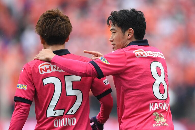 奥埜博亮の肩を抱いて声をかける香川真司