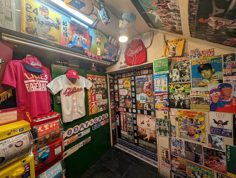 「これぞ野球居酒屋」というリリーズ神田スタジアムの入口　©Number Web