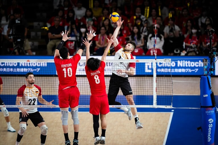 高橋健太郎、関田誠大のブロック（VNLドイツ戦）　©︎Volleyball World