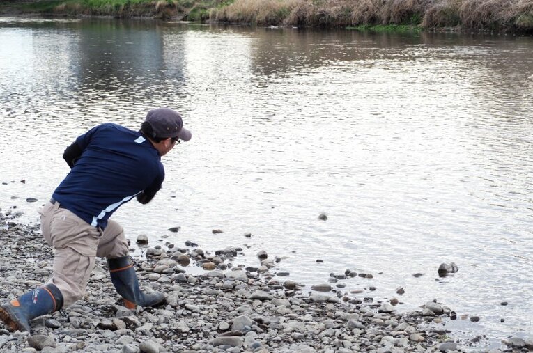 高校までの野球経験を生かした美しいフォームで水切りする橋本さん。フォームは元々のアンダーからサイド気味に変更した ／ photograph by Yu Saito