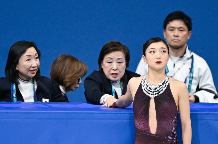 中野園子コーチから送り出される坂本花織 ©Asami Enomoto／JMPA