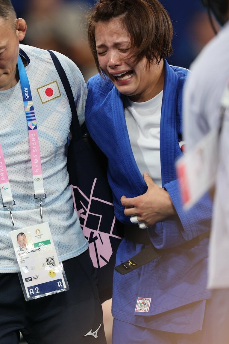 敗退後、泣き崩れる阿部詩 ©Tetsuya Higashikawa/JMPA
