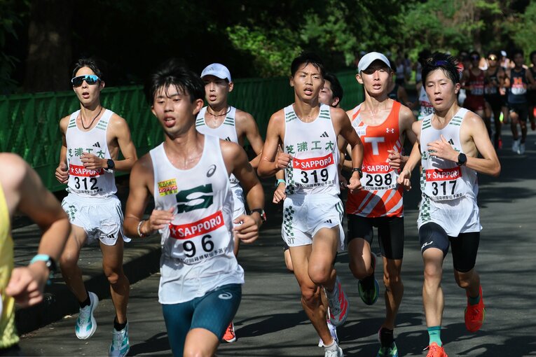 植田航生（3年、312番）、岩瀬駿介（1年、319番）、水戸瑛太（2年、317番）らが集団走　©Shigeki Yamamoto