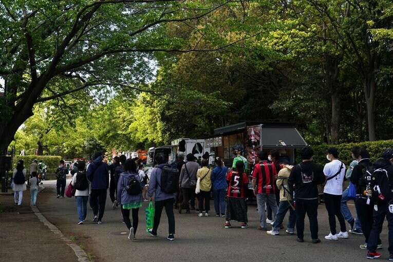 ベルマーレの試合当日の平塚市総合公園の様子。公園内にはスタジアムだけでなく平塚球場や平塚総合体育館がある　©Etsuo Hara/Getty Images