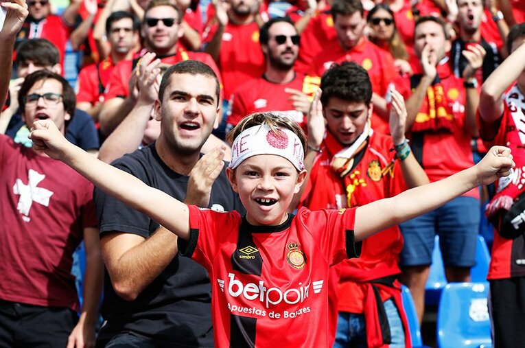 ハチマキをして応援するマジョルカのチビッ子ファン。彼らに久保建英はどれだけインパクトを与えられるだろうか。 ／ photograph by Daisuke Nakashima