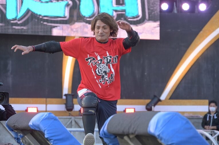 2021年の『SASUKE』にはアッコ軍団の一員として出場する本並健治　©TBS