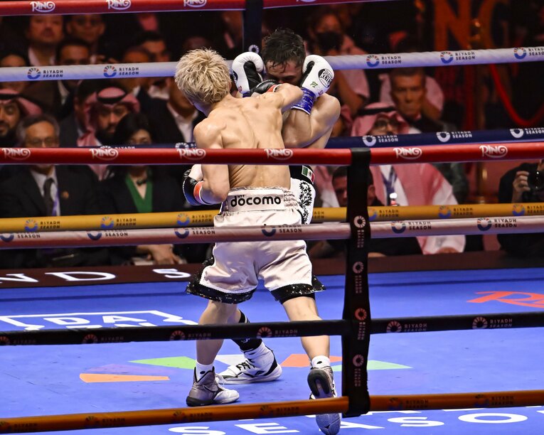 右ストレートでピカソを攻める井上尚弥　©Hiroaki Finito Yamaguchi