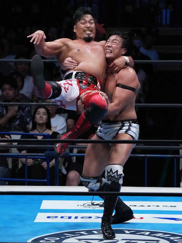 鷹木信悟に旋回式のブルー・サンダーボムを放つ竹下幸之介　©Essei Hara