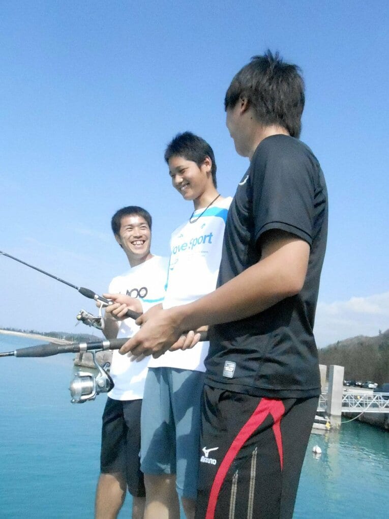 上沢が1つ上の代…大谷の釣りデビュー。手前が上沢　©Sankei Shimbun