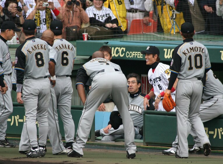 2006年5月18日の交流戦。シートノック時に阪神のユニフォームで現れ、円陣を組むときもそのままだった　©Sankei Shimbun