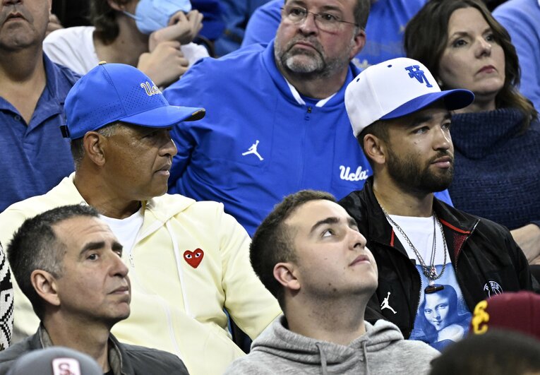 2022年、カレッジバスケを観戦するロバーツ監督と息子　©Getty Images