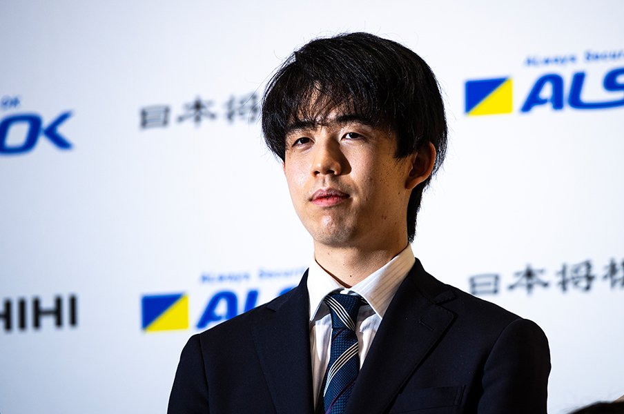 藤井聡太竜王19歳「キノコは以前より食べられるように…」“少しでも前進している感覚で”と語る藤井竜王の「常識に囚われない一手」<Number Web> photograph by Takuya Sugiyama