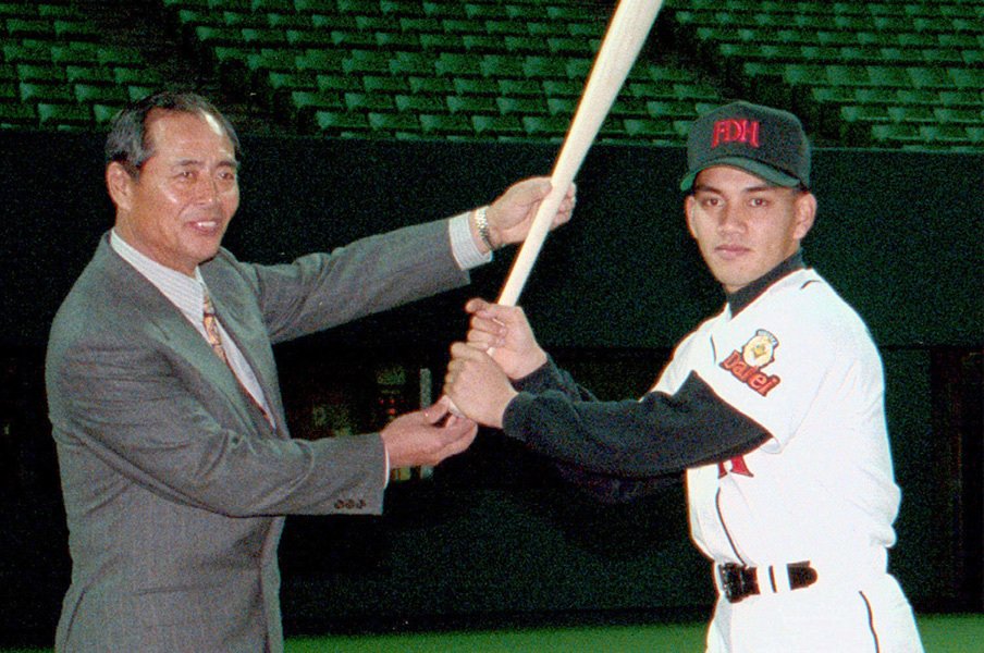井口資仁は王貞治元監督の志を継ぐ。行く先々で優勝し続けた男の本質。<Number Web> photograph by Kyodo News