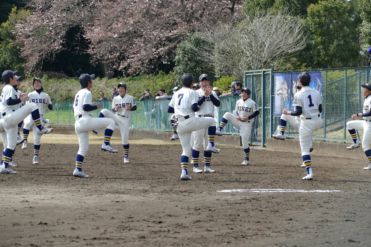 試合前に歌って踊る履正社高校のメンバー