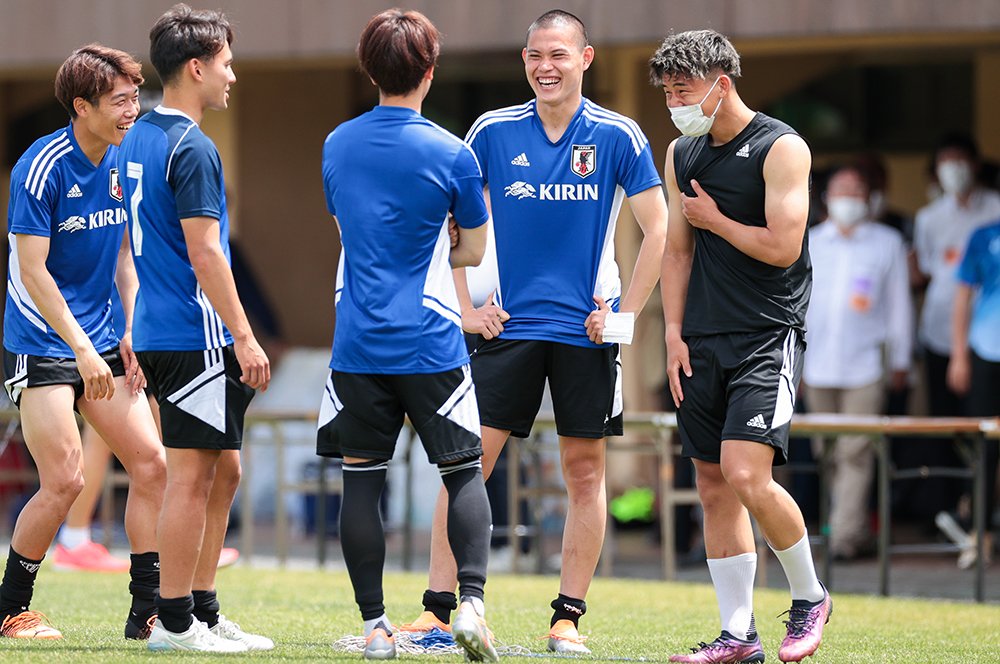 5月の千葉合宿で談笑する中島　©AFLO SPORT