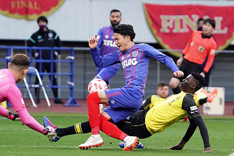 マッチアップしたオルンガを無得点に抑え込んだ渡辺(c)Getty Images