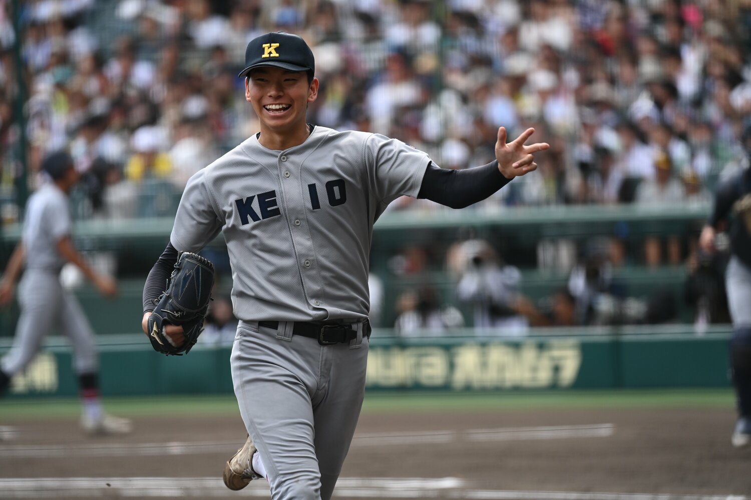 仙台育英との決勝戦で先発した慶応高・鈴木佳門（2年）。ネイビー系のグラブを使っていた　©Naoya Sanuki