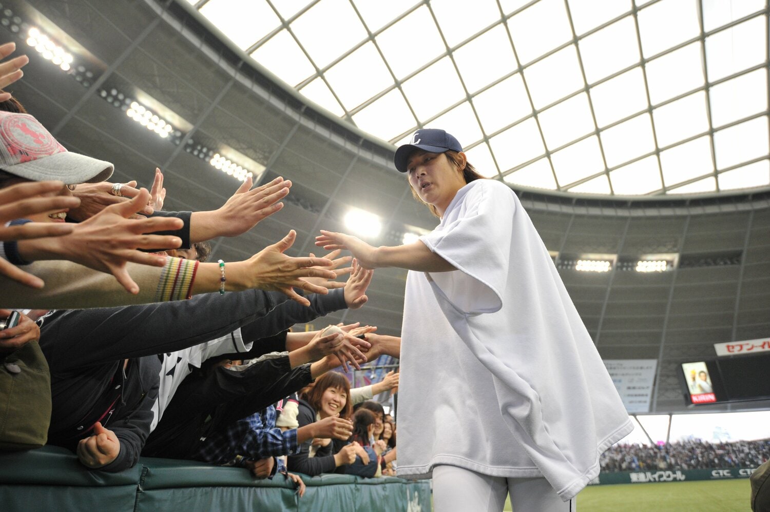 ファンの声援に応える涌井（2010年）©Hideki Sugiyama