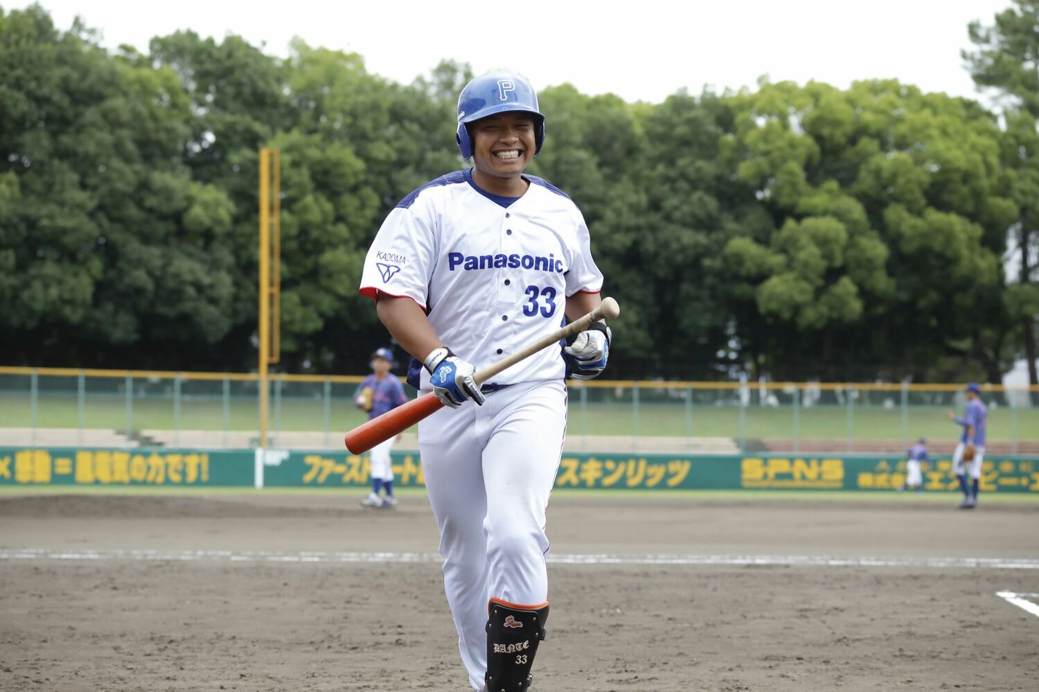 日本選手権近畿最終予選でヒットを放ち、笑顔でベンチに戻る山本ダンテ武蔵（パナソニック）。充実した様子が表情からも窺える　©︎Panasonic sports Co.,Ltd.