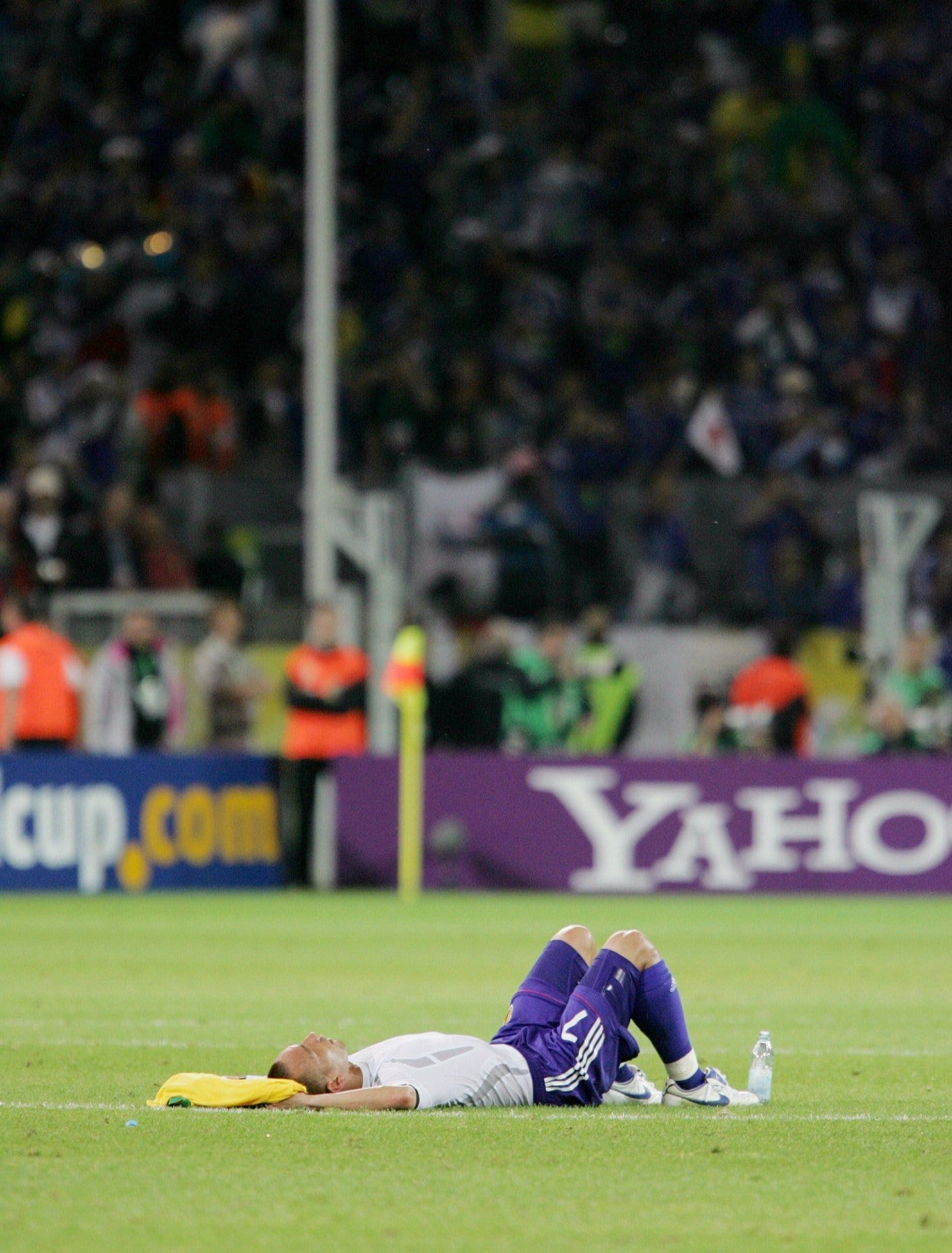 2006年W杯、ブラジルに敗れ、放心してピッチから動けない中田英寿。これが日本代表としてのラストプレーになった　©JIJI PRESS