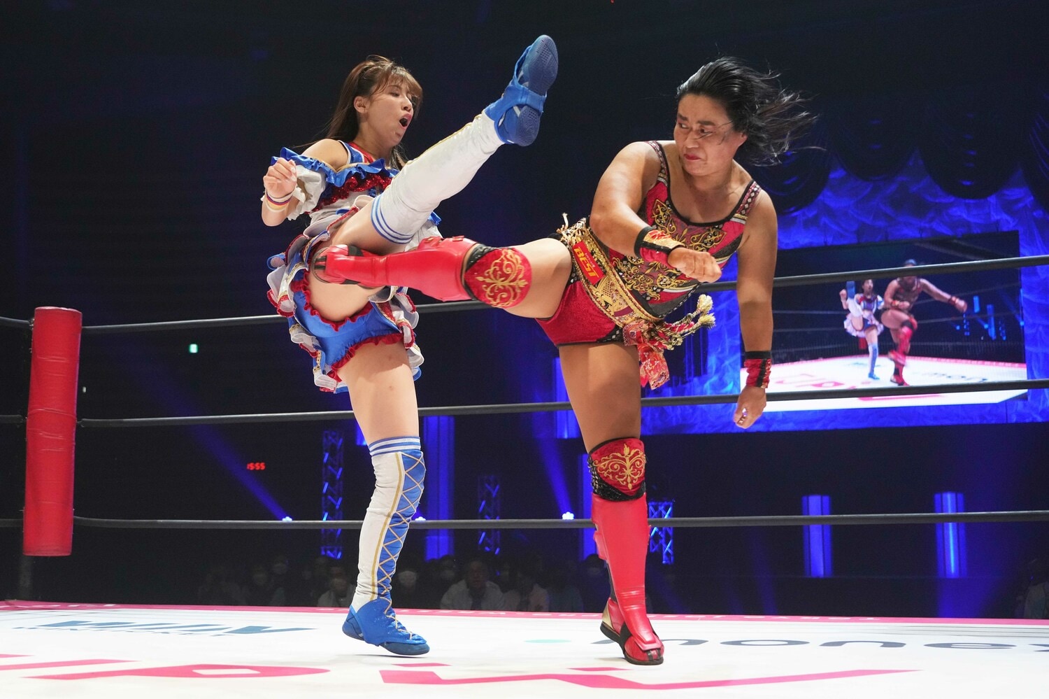 荒井優希のかかと落としをスピンキックで阻止する里村明衣子　©Essei Hara