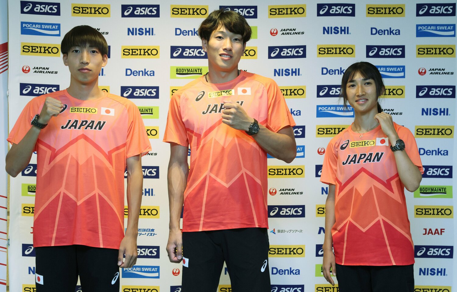 世界陸上を前に記者会見でポーズをとる泉谷（中央）。3000m障害の三浦龍司（左）、1500mと5000mの田中希実（右）とともに©︎JIJI PRESS