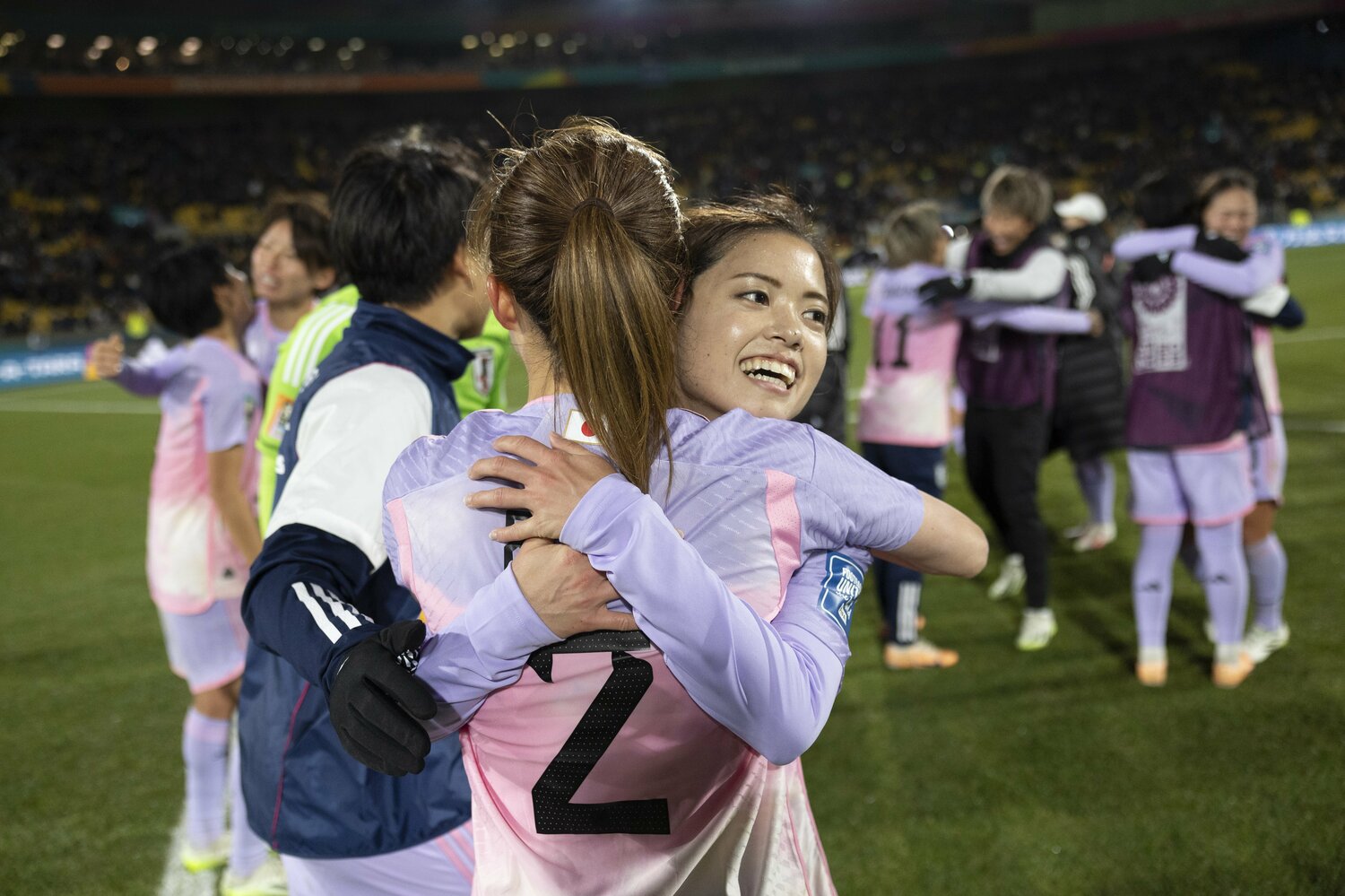 ベスト16でノルウェーを3-1で破り、試合後に抱き合う長谷川唯と清水梨紗 ©Getty Images