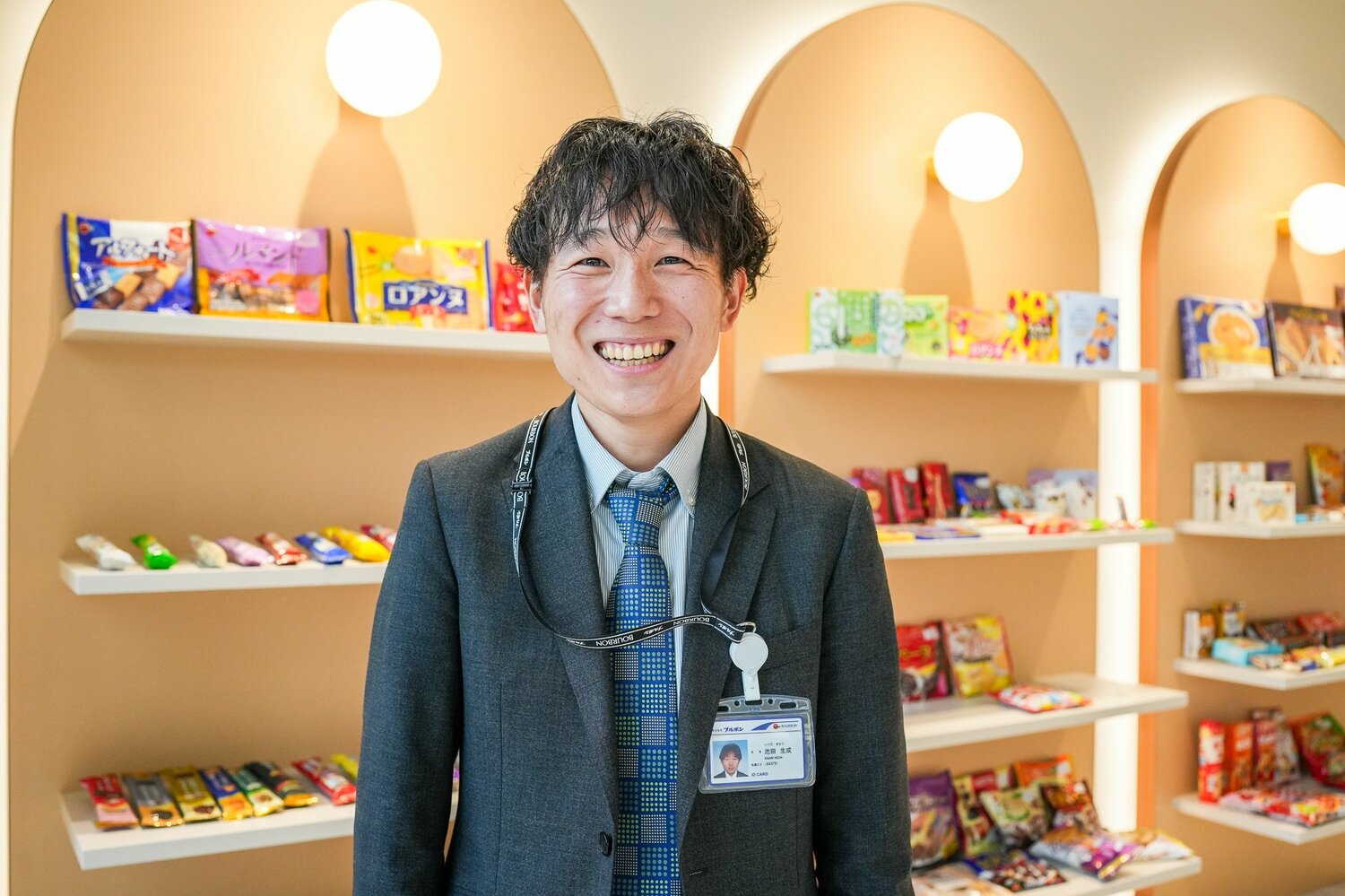 現在は菓子メーカーのブルボンで営業をつとめる池田さん　©︎Satoshi Wada