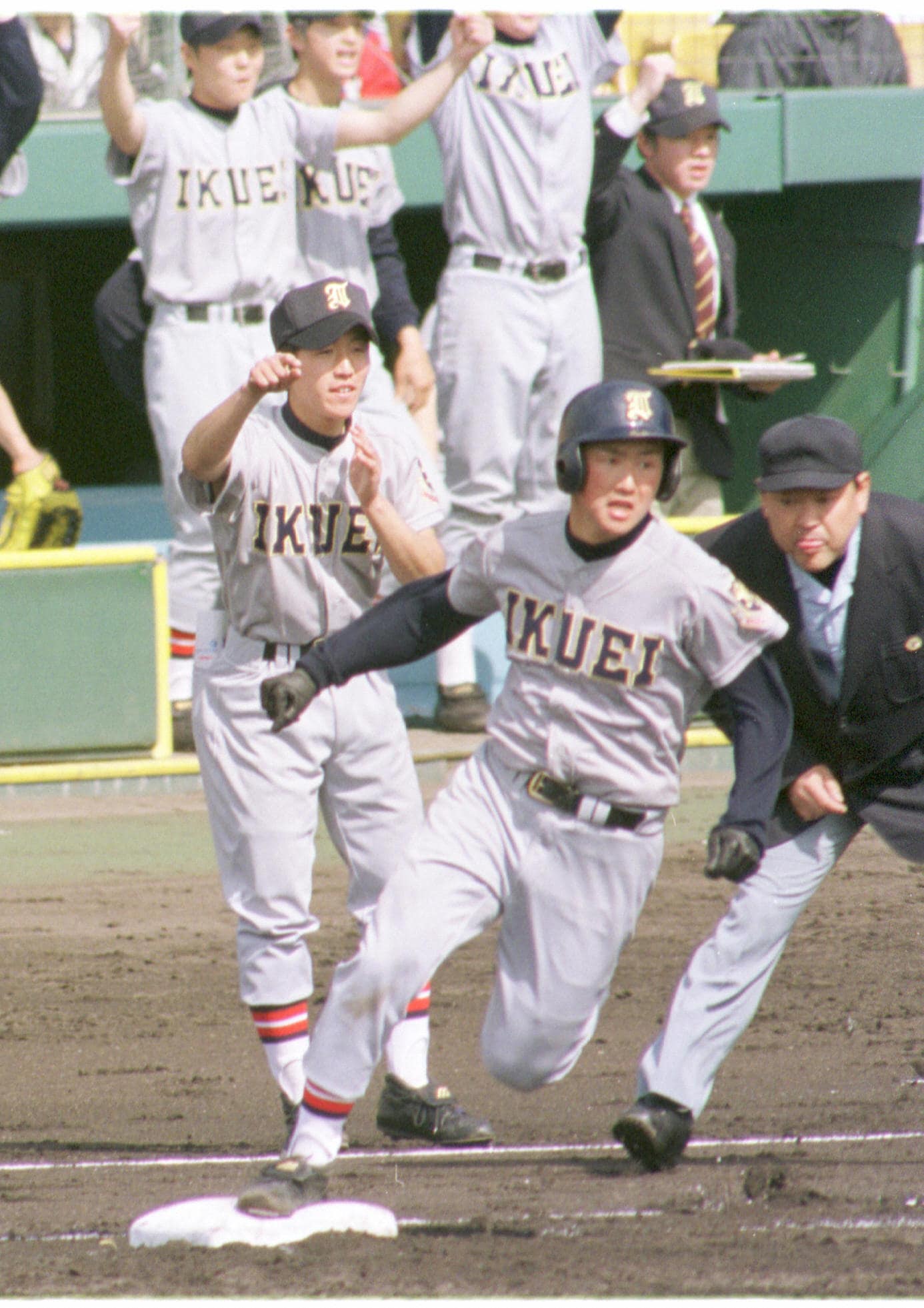 高3時の春のセンバツには記録員として参加した須江監督。後方ベンチ内、右端のブレザーが須江　©NIKKAN SPORTS