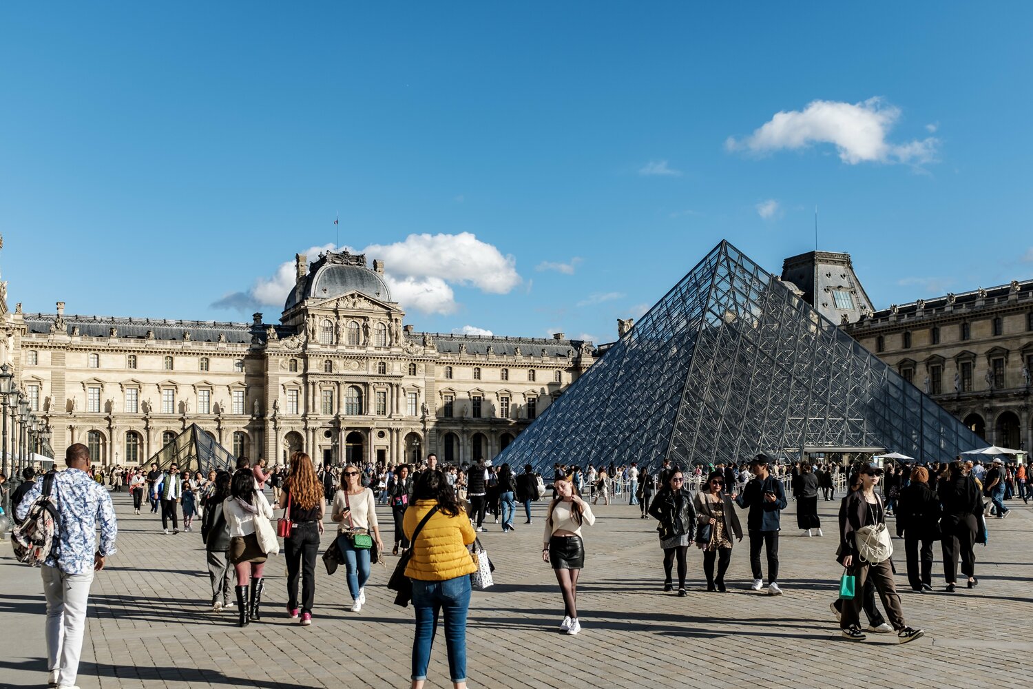 2023年、ルーブル美術館前で。世界中から多くの観光客がパリを訪れている ©Kiichi Matsumoto