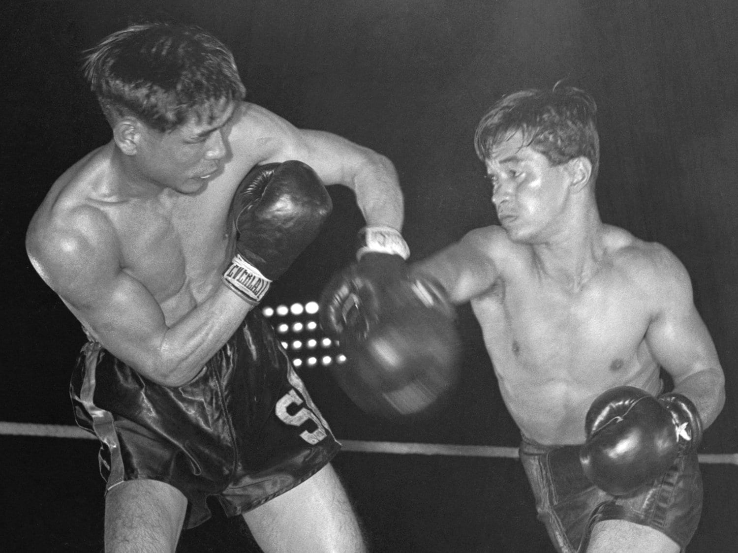 写真は1951年5月、マリノ―白井ノンタイトル10回戦（後楽園）。白井（左）を攻める世界王者ダド・マリノ。1度目の対戦はマリノが勝利したが、2度目は白井が勝利する　©KYODO