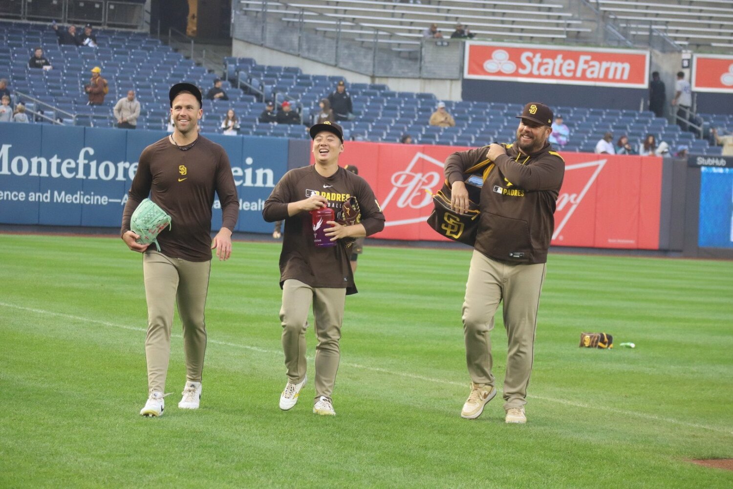 遠投の“相棒”ジェイソン・アダム（左）と朗らかに話す松井　©Yuki Yamada