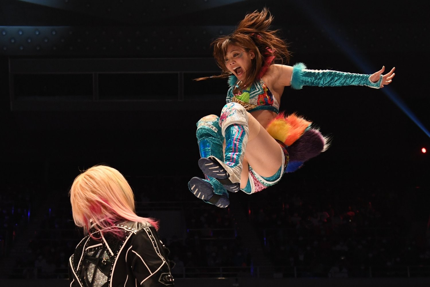 世志琥（左）と岩谷麻優