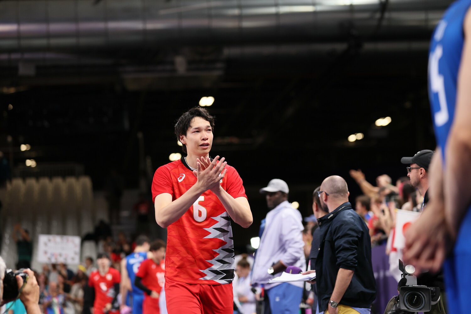 控え室への通路で観客の声援に触れ、再び涙腺が崩壊した　©︎Kaoru Watanabe/JMPA